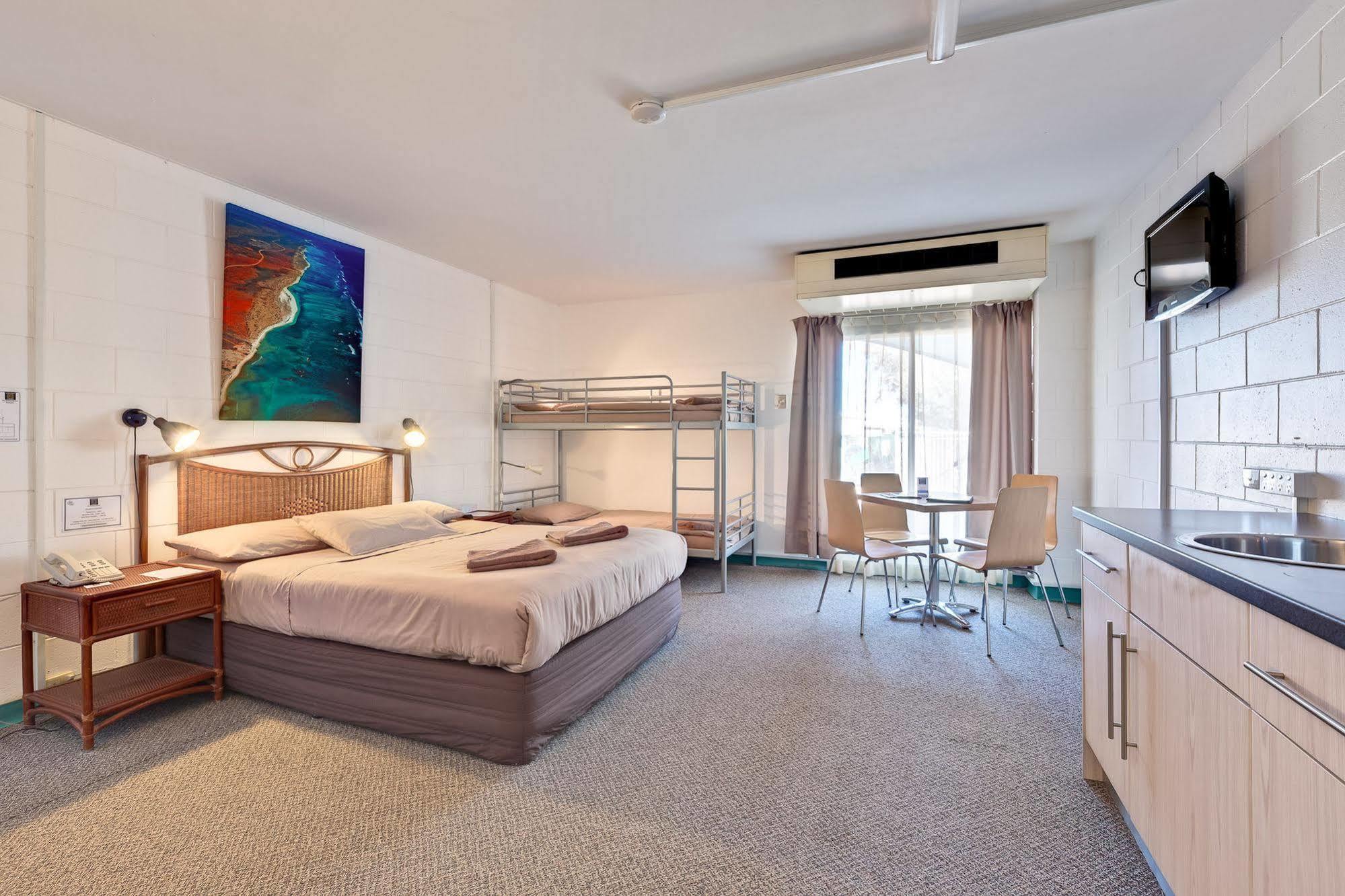Sea Breeze Resort Exmouth Buitenkant foto