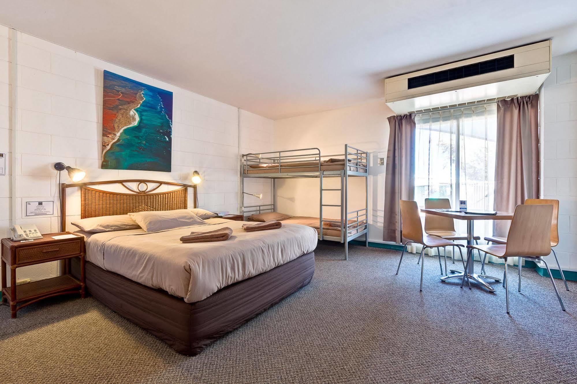 Sea Breeze Resort Exmouth Buitenkant foto