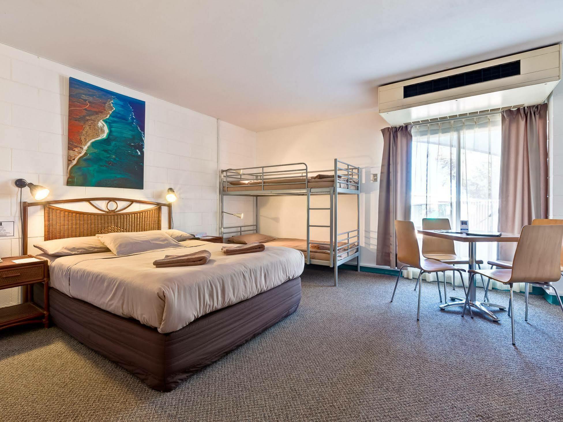 Sea Breeze Resort Exmouth Buitenkant foto